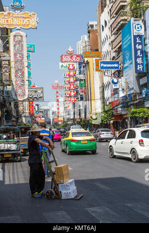 Bangkok, Thaïlande. Yaowarat Road, Chinatown, scène de rue. Banque D'Images