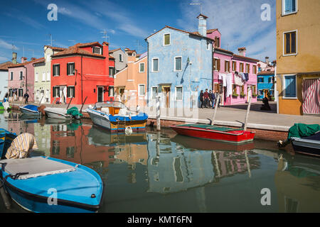 Les bâtiments colorés, de canaux et de bateaux dans le monde vlllage de Burano, Venise, Italie, Europe. Banque D'Images