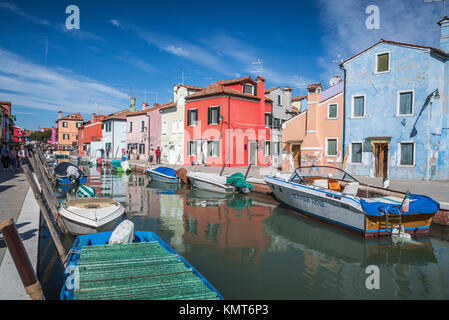 Les bâtiments colorés, de canaux et de bateaux dans le monde vlllage de Burano, Venise, Italie, Europe. Banque D'Images