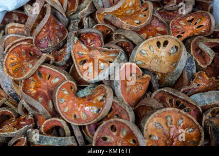 Bangkok, Thaïlande. Fruit de Bael sec Bengal (Coing), Chinese Food Market, Chinatown. Banque D'Images