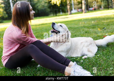 Photo de girl hugging labrador Banque D'Images