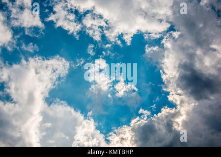 Le ciel bleu profond et les nuages blancs Banque D'Images