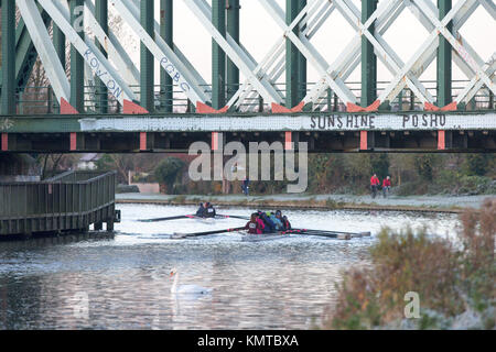 Les rameurs sur la rivière Cam à Cambridge sur un gel froid samedi matin au lever du soleil. Banque D'Images