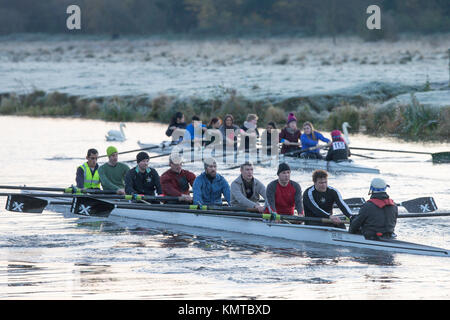 Les rameurs sur la rivière Cam à Cambridge sur un gel froid samedi matin au lever du soleil. Banque D'Images