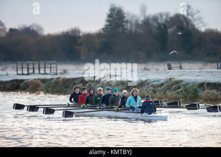 Les rameurs sur la rivière Cam à Cambridge sur un gel froid samedi matin au lever du soleil. Banque D'Images