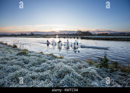 Les rameurs sur la rivière Cam à Cambridge sur un gel froid samedi matin au lever du soleil. Banque D'Images