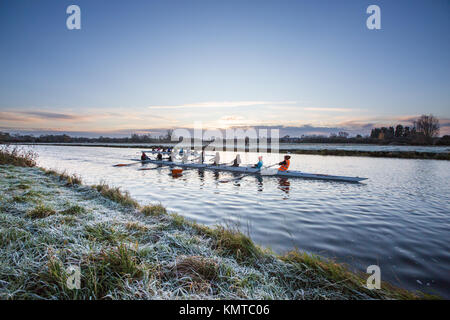 Les rameurs sur la rivière Cam à Cambridge sur un gel froid samedi matin au lever du soleil. Banque D'Images