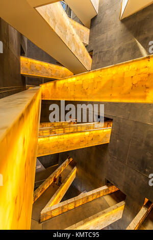 Rampes d'albâtre de l'intérieur du Musée canadien pour les droits de l'homme, Winnipeg, Manitoba, Canada. Banque D'Images