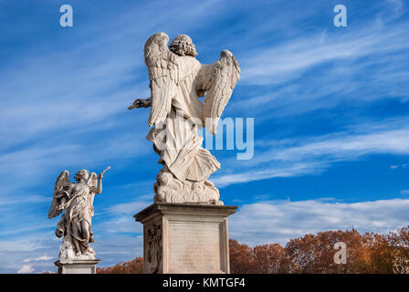 Statue anges avec les feuilles d'automne, ciel magnifique et exemplaire de l'espace. Deux chef-d'œuvre baroque du 17ème siècle au sommet de Ponte Sant'Angelo pont monumental Banque D'Images