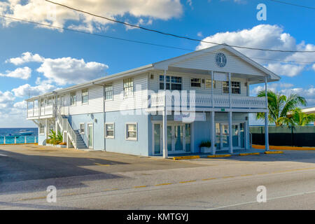 Grand Cayman, îles Caïmans, Nov 2017, 'Un Cayman House' Caraïbes deux étages maison de style à George Town Banque D'Images