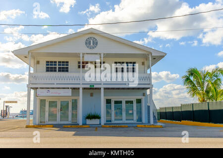 Grand Cayman, îles Caïmans, Nov 2017, 'Un Cayman House' Caraïbes deux étages maison de style à George Town Banque D'Images