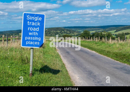 Seule piste route dans la campagne. South downs Banque D'Images