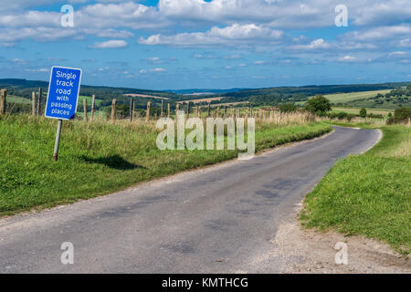 Seule piste route dans la campagne. South downs Banque D'Images