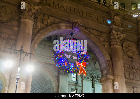 La couronne de géant à l'entrée de l'édifice municipal de la ville de New York est considérée le Mardi, Décembre 5, 2017. (© Richard B. Levine) Banque D'Images