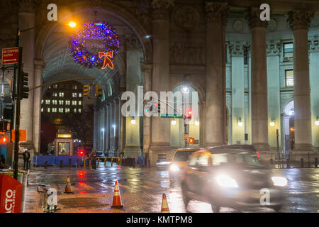 La couronne de géant à l'entrée de l'édifice municipal de la ville de New York est considérée le Mardi, Décembre 5, 2017. (© Richard B. Levine) Banque D'Images