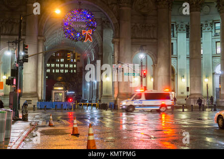 La couronne de géant à l'entrée de l'édifice municipal de la ville de New York est considérée le Mardi, Décembre 5, 2017. (© Richard B. Levine) Banque D'Images