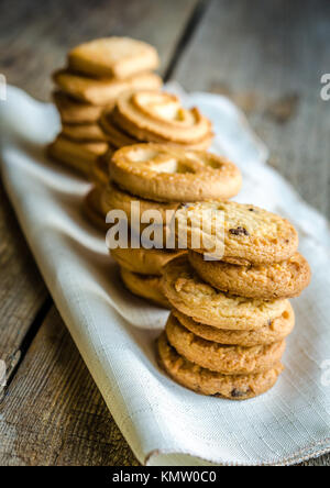 Biscuits disposés dans une rangée Banque D'Images