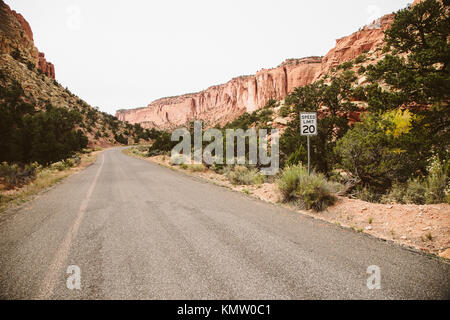 Le Burr Trail est une route à deux voies qui traverse une section du Grand Escalier-Escalante National Monument dans l'Utah. Banque D'Images