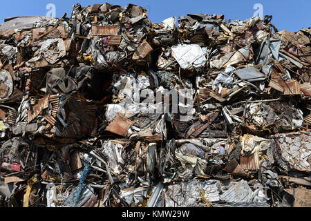 Recyclage de la ferraille aux États-Unis, grande pile de blocs de ferraille écrasés, écrasés, comprimés, compactés avec un ciel bleu Banque D'Images