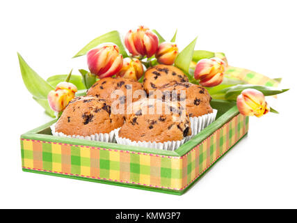 Plateau de bois vert avec muffins et bouquet de tulipes sur fond blanc Banque D'Images