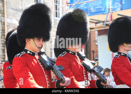 Une vue générale de l'atmosphère de la relève de la garde au château de Windsor le 7 avril 2011 à Windsor, près de Londres, Angleterre. Photo de Barry King/Alamy Stock Photo Banque D'Images