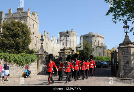 Une vue générale de l'atmosphère de la relève de la garde au château de Windsor le 7 avril 2011 à Windsor, près de Londres, Angleterre. Photo de Barry King/Alamy Stock Photo Banque D'Images