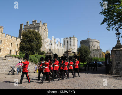 Une vue générale de l'atmosphère de la relève de la garde au château de Windsor le 7 avril 2011 à Windsor, près de Londres, Angleterre. Photo de Barry King/Alamy Stock Photo Banque D'Images