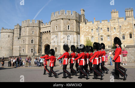 Une vue générale de l'atmosphère de la relève de la garde au château de Windsor le 7 avril 2011 à Windsor, près de Londres, Angleterre. Photo de Barry King/Alamy Stock Photo Banque D'Images