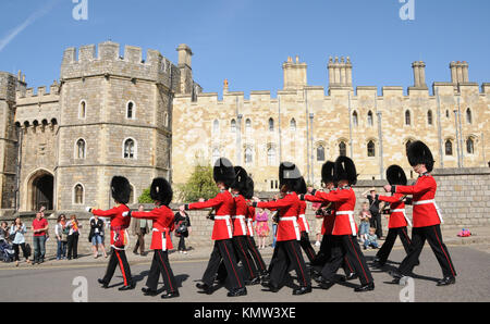 Une vue générale de l'atmosphère de la relève de la garde au château de Windsor le 7 avril 2011 à Windsor, près de Londres, Angleterre. Photo de Barry King/Alamy Stock Photo Banque D'Images