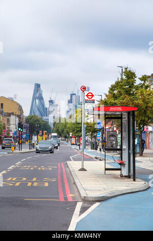 Arrêt de bus sur une île dans l'Est de Londres avec le gratte-ciel en arrière-plan (Mile End Road, Londres, UK) Banque D'Images