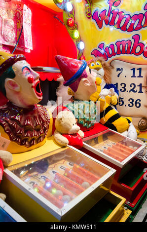 Un rire clowns expositions stand, est un jeu de hasard dans lequel vous insérez un 'clown' avec des boules qui tombent dans un rack. Banque D'Images