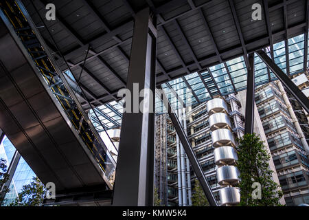 Architecture moderne - vue de la Lloyds Building du Leadenhall Building atrium, London, UK Banque D'Images