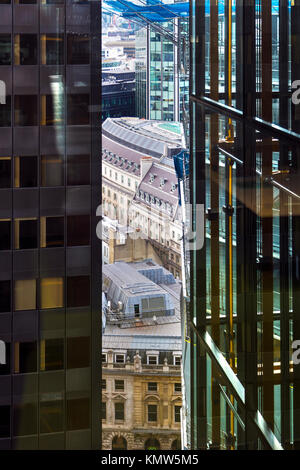 Architecture ancienne et nouvelle - Vue de la ville d'en haut entre deux gratte-ciel (Le Leadenhall Building, Londres, UK) Banque D'Images