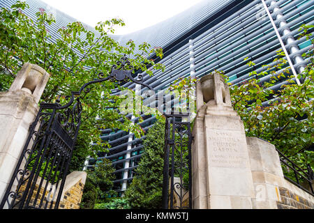 À la porte de l'église St Swithuns jardin à l'arrière de l'Walbrook, London, UK Banque D'Images