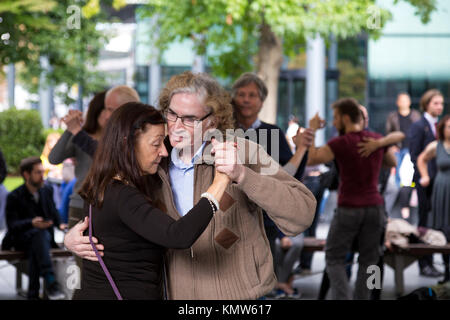 Couple dancing tango à Bishops Square, Spitalfields, Londres, UK Banque D'Images