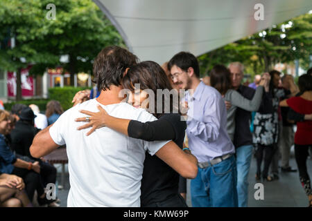 Couple dancing tango à Bishops Square, Spitalfields, Londres, UK Banque D'Images