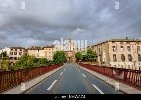 Entrée d'une petite ville française vue depuis un pont menant à la porte Banque D'Images