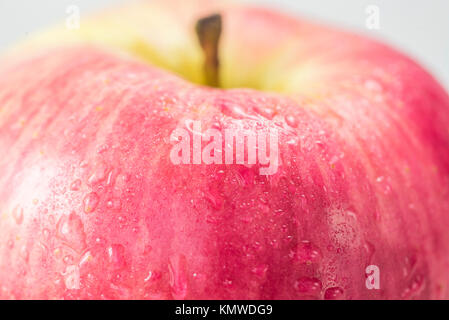 Pomme Rouge avec de l'eau chute Isolaed sur fond blanc Banque D'Images