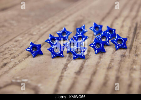 Close up de texture et de détail ou de blue star pose oeillets sur wood grain-de-chaussée Banque D'Images