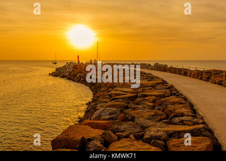 Coucher de soleil sur la jetée de la baie de Bikini, Sal, Salina, Cap Vert, Afrique Banque D'Images