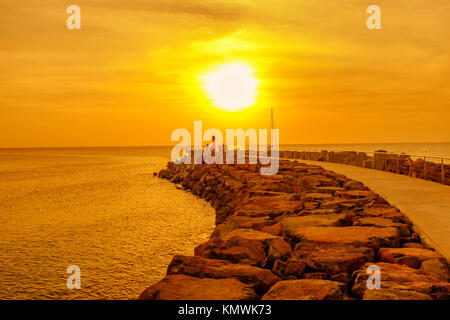 Coucher de soleil sur la jetée de Bikini Beach, Cap Vert, Afrique Banque D'Images