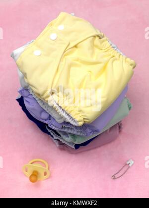 Bébé couche en tissu avec une goupille de sécurité jaune Photo