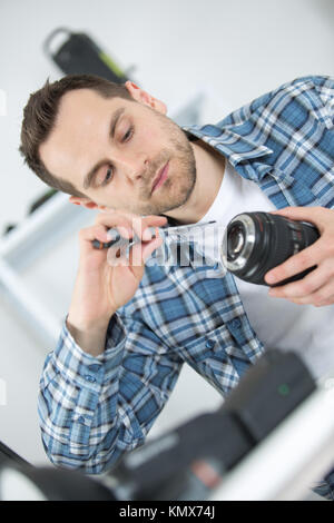 L'appareil photo numérique de nettoyage Banque D'Images