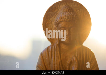 Statuette en bronze doré de bouddha couleur concept de religion. Banque D'Images