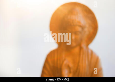 Statuette en bronze doré de bouddha couleur concept de religion. Banque D'Images