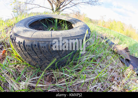 La pollution de la nature. concept de roue automobile on Green grass Banque D'Images