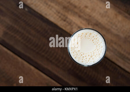 Dans un verre de lait sur la table en bois. fond d'un verre de lait de vache. boisson saine notion Banque D'Images