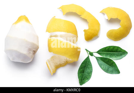 Citron pelées et de zeste de citron sur fond blanc. Close-up. Banque D'Images