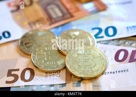 Pièce de monnaie crypto-monétaire Bitcoin de couleur or sur les billets en euros Banque D'Images