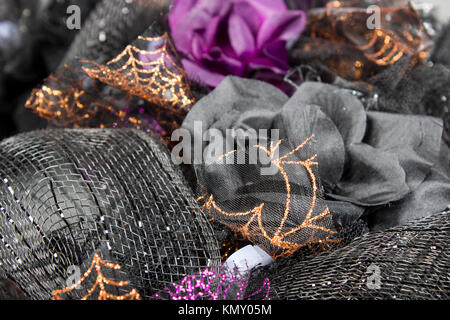 Close up of hand crafted halloween guirlande faite avec filet noir, violet et noir, roses et d'or de dentelle toile d'araignée Banque D'Images